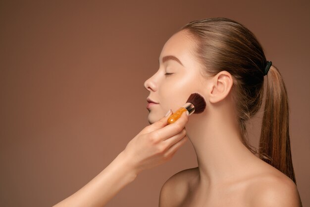 Odkryj tajemnice perfekcyjnego makijażu: Krok po kroku do naturalnej elegancji