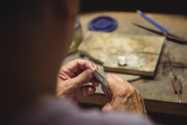 Tworzenie unikalnej biżuterii z wykorzystaniem kolorowych kamieni naturalnych